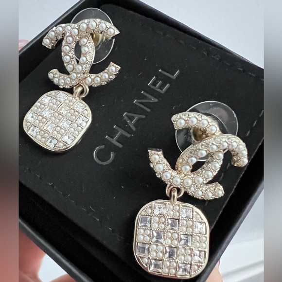 Brandnew Chanel earrings - Picture 5 of 7